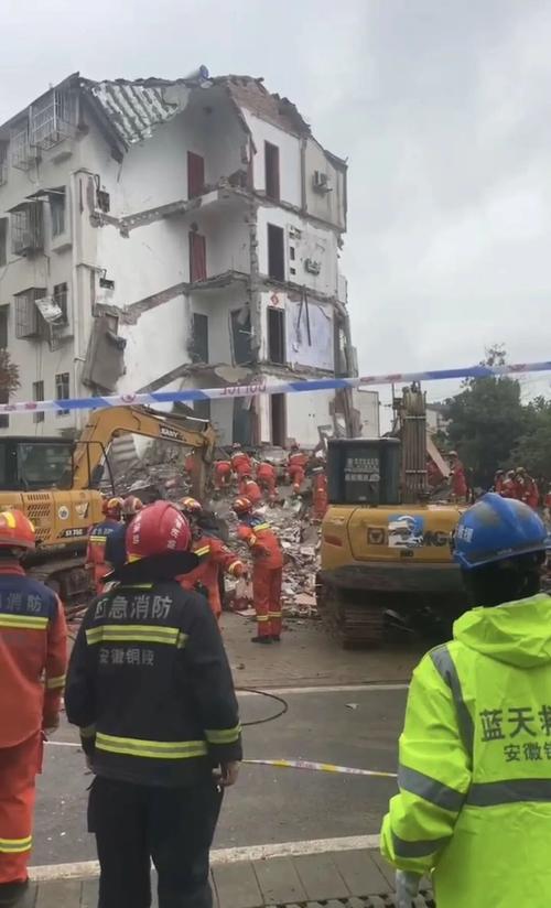 安徽一居民楼坍塌背后:老旧的小区和脆弱的结构,住户称连物业1天前